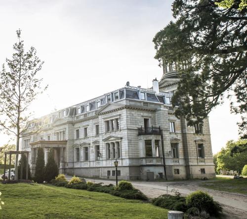 Schloss Kaarz mit Park in Kaarz, Deutschland