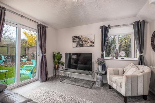 WORCESTER Fabulous Cherry Tree Mews self check in dogs welcome by prior arrangement , 2 double bedrooms ,super fast Wi-Fi, with free off road parking for 2 vehicles near Royal Hospital and woodland walks - Worcester