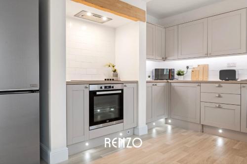 kök, Gorgeous 3-bed House in Nottingham by Renzo, Amazing Location, Sleeps 6! in Daybrook