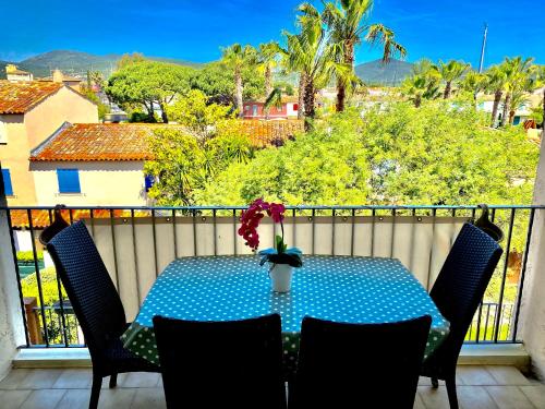 2 bedrooms, 15 min walk to beach, AC, pool & fiber internet in a quiet, private gated domain 5kms to St Tropez, Cogolin (Foto 7)