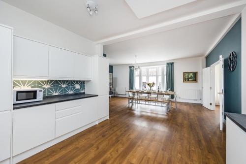 Konyha, Ascot House Apartment in Hurstpierpoint and Sayers Common