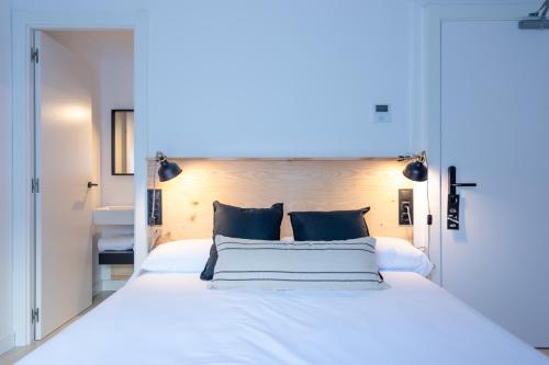 Standard Double Room image 7