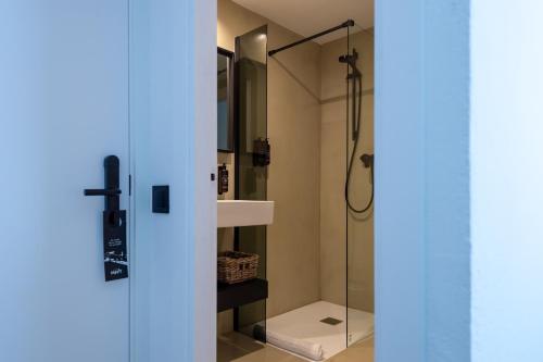 Standard Double Room image 6