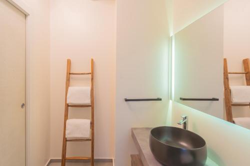 One-Bedroom Apartment image 4