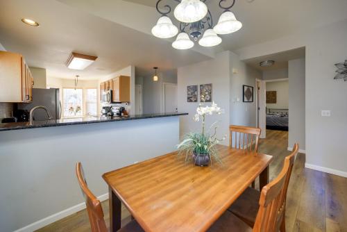 Updated Home 3 Mi to Garden of the Gods! - image 10