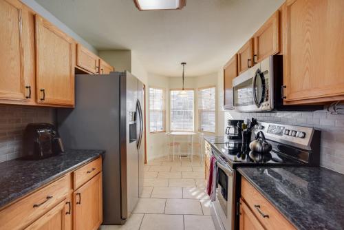 Updated Home 3 Mi to Garden of the Gods! - image 14