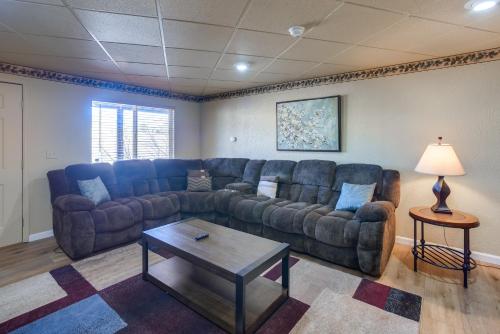 Updated Home 3 Mi to Garden of the Gods! - image 13