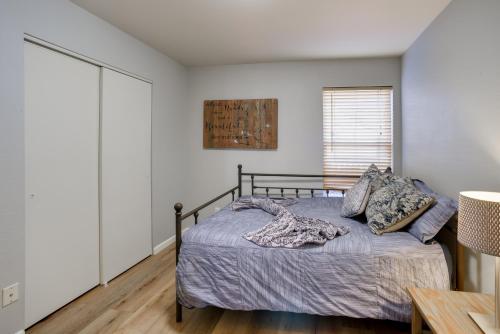 Updated Home 3 Mi to Garden of the Gods! - image 12