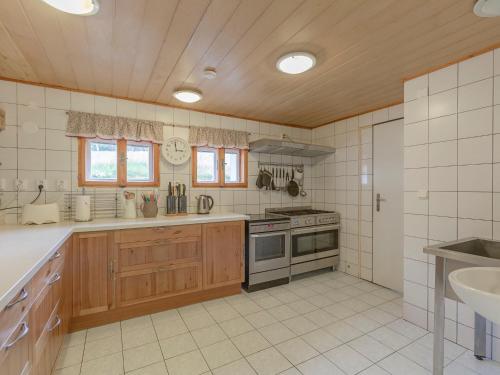 Chalet U Dvou vleků by Interhome (Chalet U Dvou vleku by Interhome) in เพค พอด สเนซคู