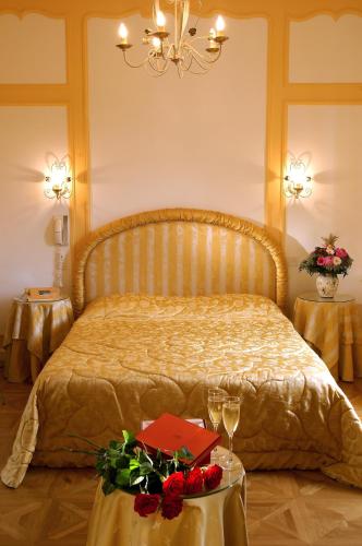 1 double bed, 2 twin beds