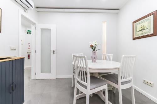 Vita Portucale | Moscavide Casa Branca w/ Terrace - image 6