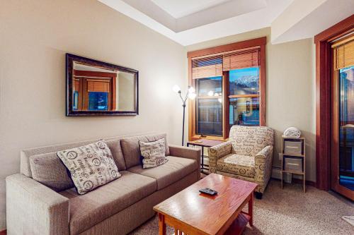 Apartment with Mountain View