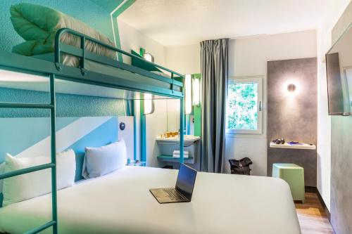 1 queen bed, 1 bunk bed