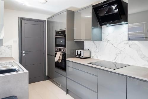 Konyha, Contractors 8beds Off Road Vanparking 3 Bathrooms in Swaythling