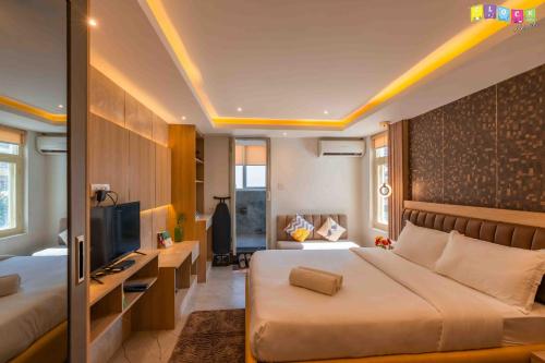 Deluxe Queen Room