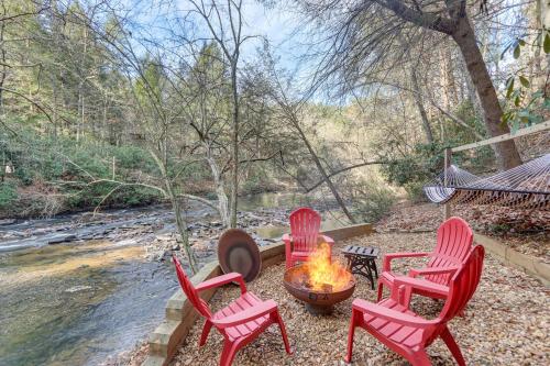 Waterfront Cabin w/ Beautiful River View & Hot Tub, Ellijay
