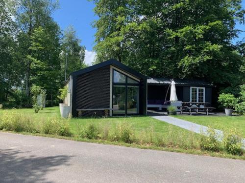  Luxe chalet in Oosterwolde in FRIESLAND, op rustig park met uitzicht op meer en strandje, Pension in Oosterwolde