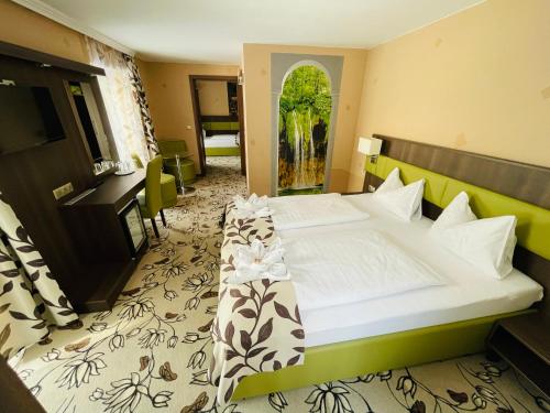 1 queen bed, 2 twin beds