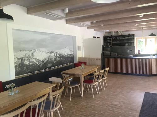 Restorāns, Ferienwohnung Bergblick am Rande der Wildnis in Sibratsgfall