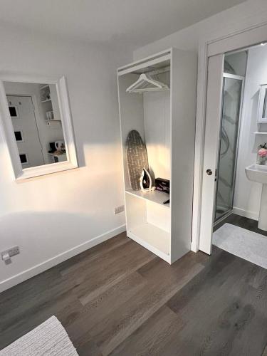 En-suite Room with Independent Entrance. in Danderhall