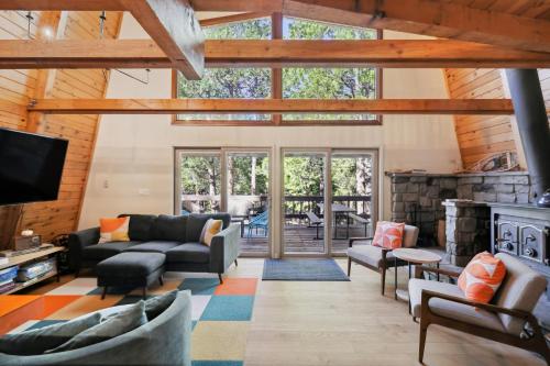 Charming Strawberry Cabin with Private Deck in Pinecrest (CA)