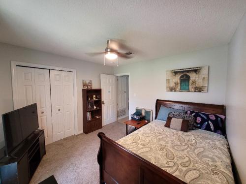 Bedroom Four minutes from beach