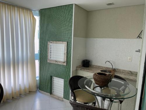 Apartamento com 3 suítes a 300 metros da praia em edifício com piscina