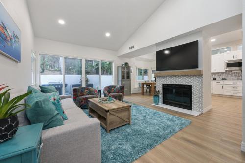 Modern Dream Home - Fire Pit, Grill, Large Yard & AC