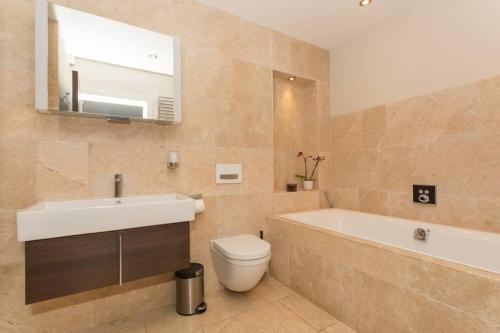Stylish Penthouse Apartment With Hot Tub, Bath (photo 6)