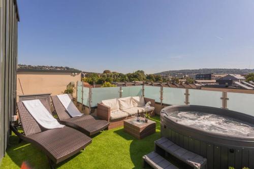 Stylish Penthouse Apartment With Hot Tub, Bath