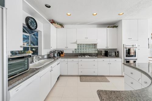 Beachfront Malibu House with 3 Decks Jacuzzi Sauna - main image