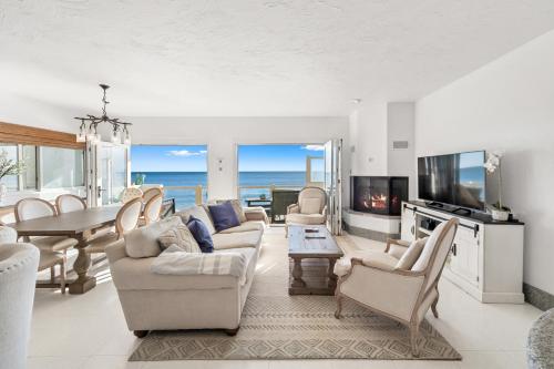 Beachfront Malibu House with 3 Decks, Jacuzzi, Sauna