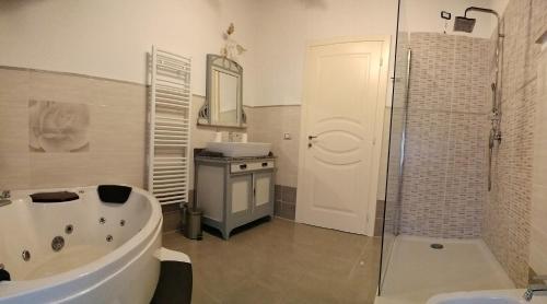 Deluxe Double Room image 9