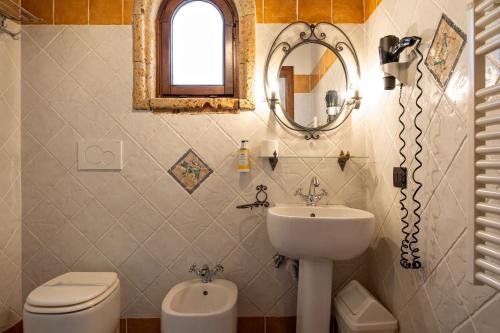 Deluxe Double Room with Shower image 9
