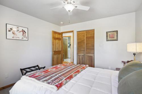 Single Tree Cottage - Walk to Downtown Chama!