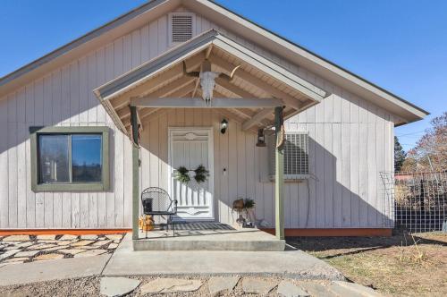 Single Tree Cottage - Walk to Downtown Chama!