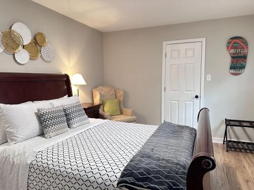 TG Craft Cottage fully fenced yard w private parking in Richmond, USA