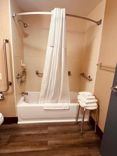 Super 8 by Wyndham Nyack NY - image 13