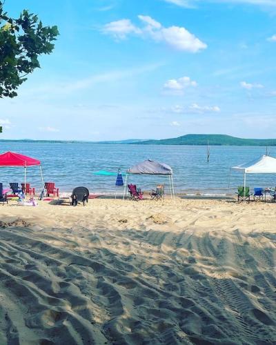 Owl Hoot Lake Retreat- Dock, beach & wooded haven! in Texanna, USA