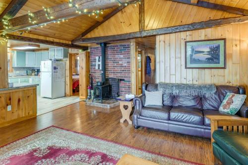 . Cozy Maine Cottage on Long Lake with Screened Porch