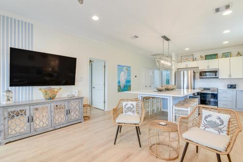 Family-Friendly Crystal Beach Home Steps to Beach in Crystal Beach, USA