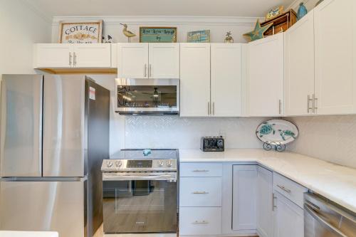 Family-Friendly Crystal Beach Home Steps to Beach in Crystal Beach, USA