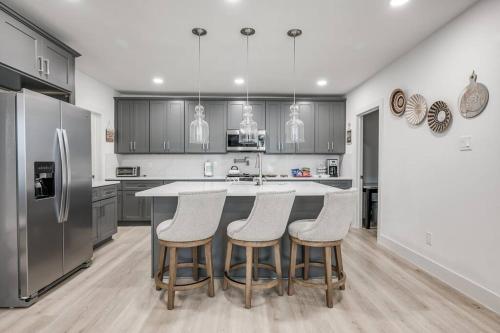 Stunning 5 BDR Oasis. 1 Mile from the Seawall! in Galveston, USA