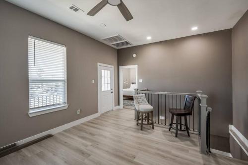 Stunning 5 BDR Oasis. 1 Mile from the Seawall! in Galveston, USA