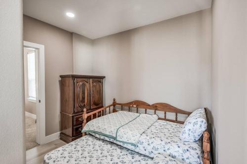 Stunning 5 BDR Oasis. 1 Mile from the Seawall! in Galveston, USA