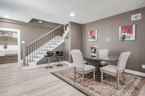 Stunning 5 BDR Oasis. 1 Mile from the Seawall! in Galveston, USA