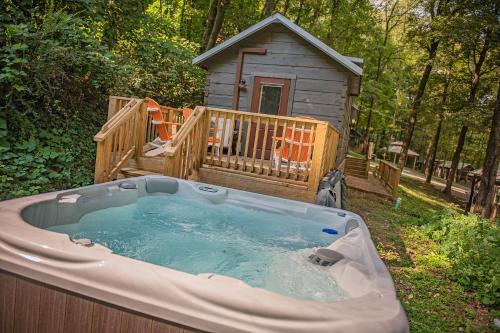 B&B Chattanooga - Ernie Cabin Wauhatchie Woodlands Tiny Cabin - Bed and Breakfast Chattanooga