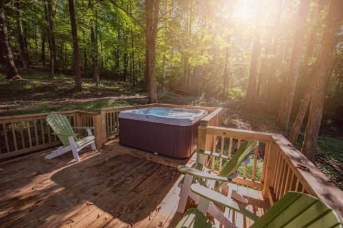 B&B Chattanooga - Eliza Cabin Nature Nested Tiny Cabin W Hot Tub - Bed and Breakfast Chattanooga