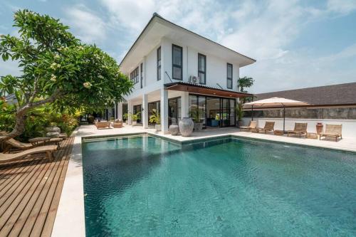 Cemagi Beachside Sultana: 5BR Luxury Villa Canggu