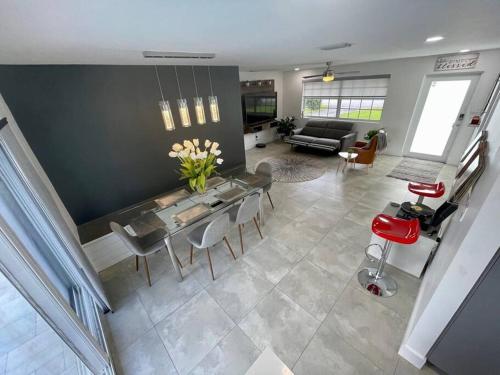 Modern pool home on the lake near Hardrock FLL airport in Davie (FL)